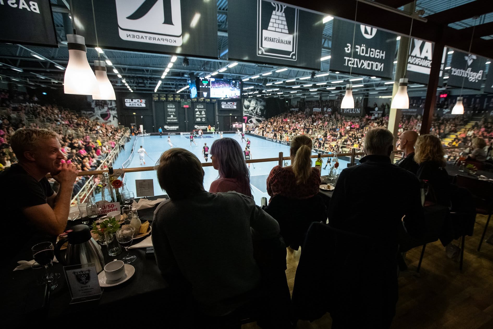 Gäster i Loungen med utsikt över planen i Uw-Tech Arena