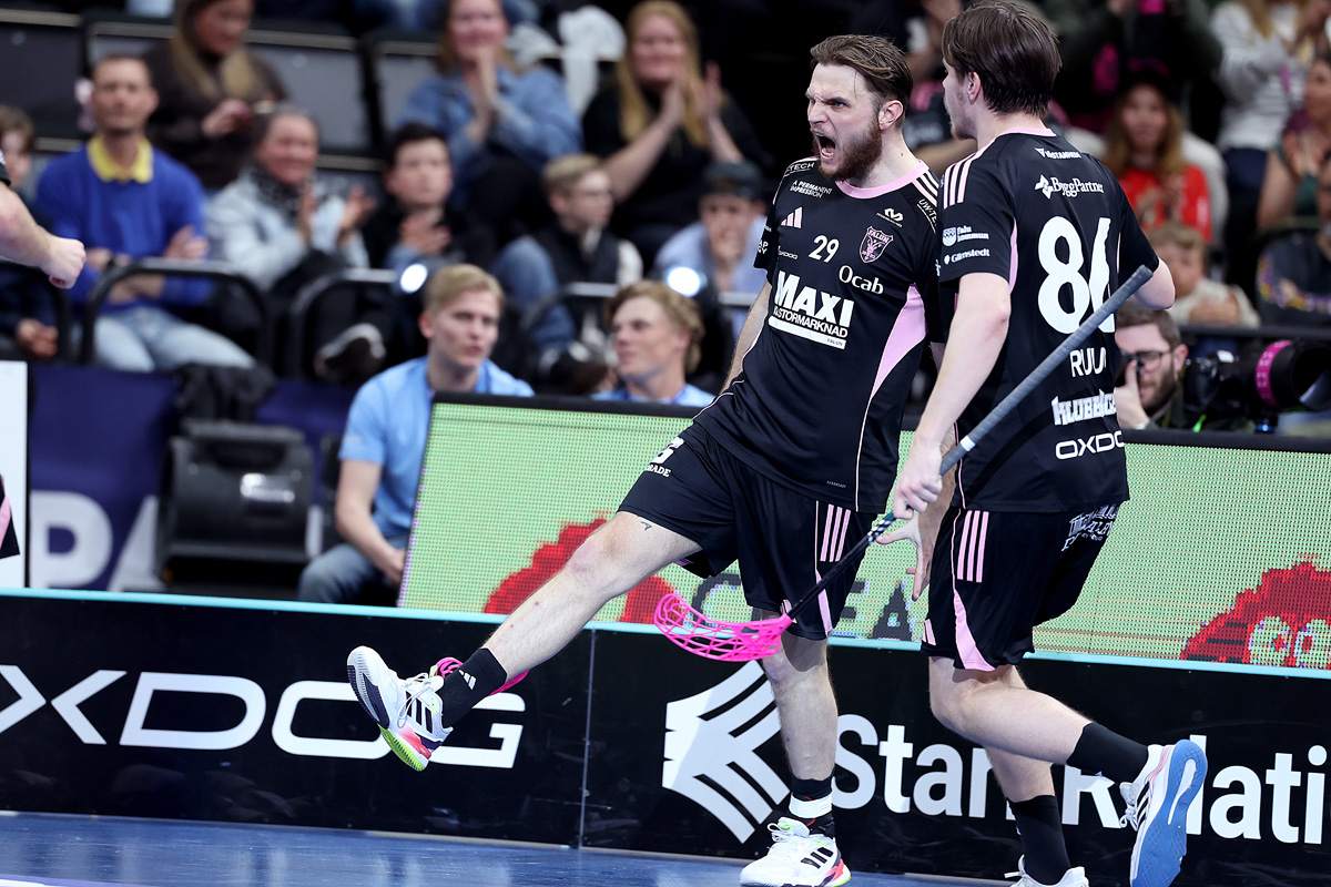 IBF Falun-spelare firar mål i Uw-Tech Arena